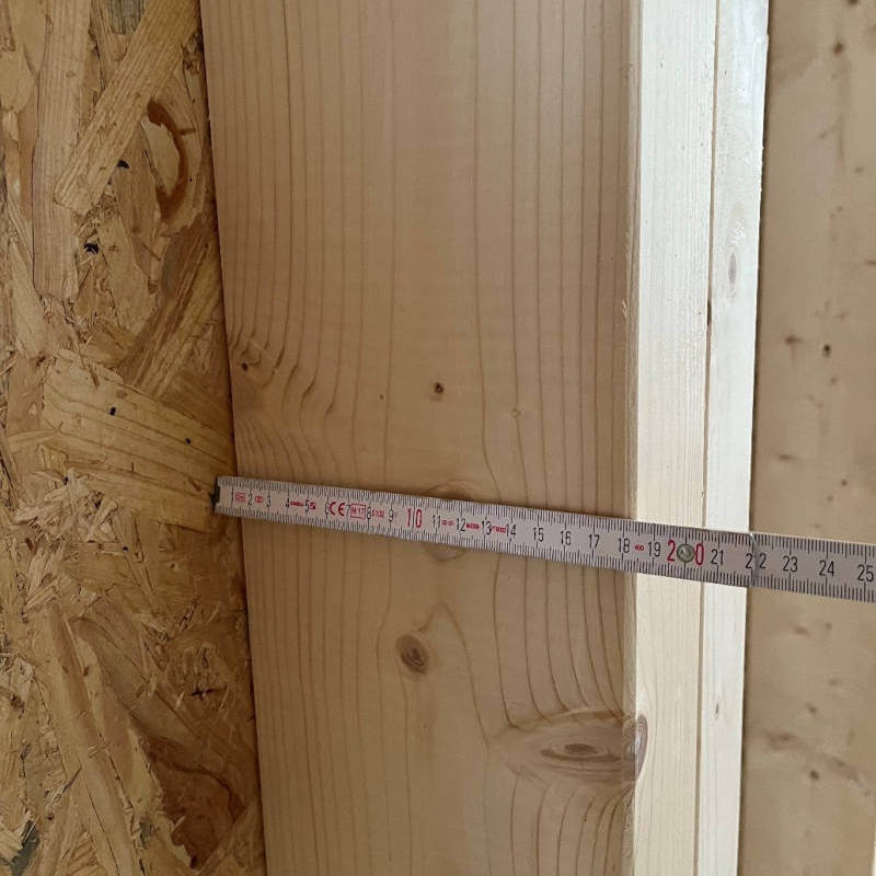 Meterstab an Holzbalken